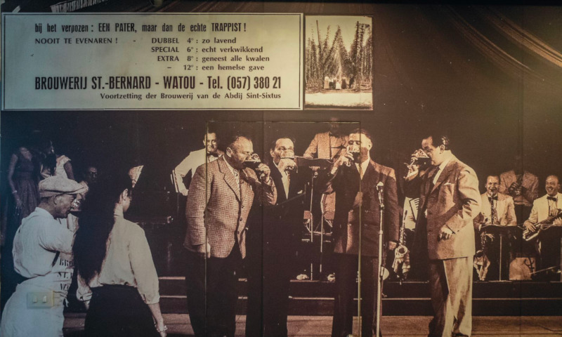 ST. Bernardus mannen drinken bier